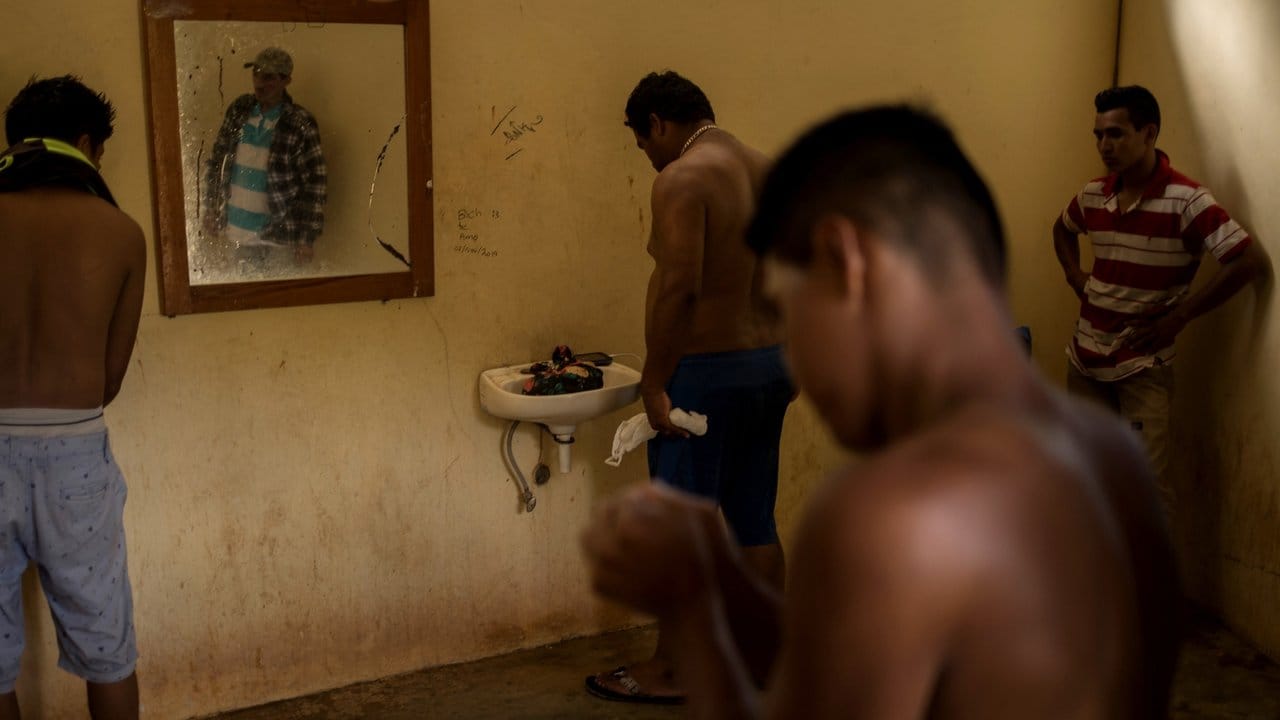 Migranten aus El Salvador machen eine Pause in einem Bad am Rande ihres Weges im mexikanischen Staat Chiapas.
