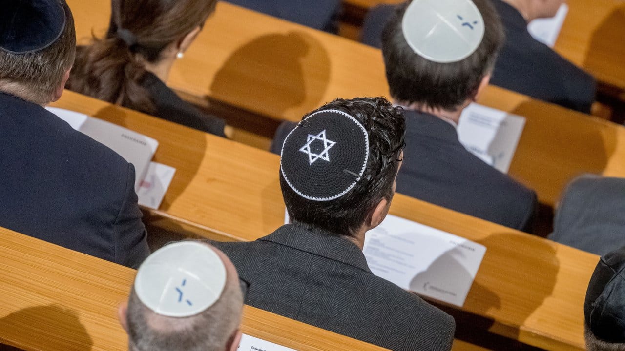 Gäste tragen Kippa bei der Gedenkveranstaltung in der Synagoge Rykestraße.