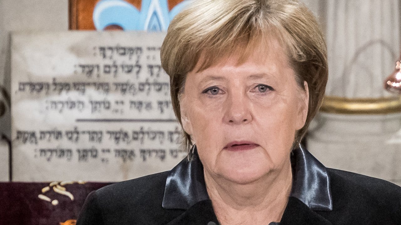 Bundeskanzlerin Angela Merkel spricht bei der Gedenkveranstaltung in der Synagoge Rykestraße.