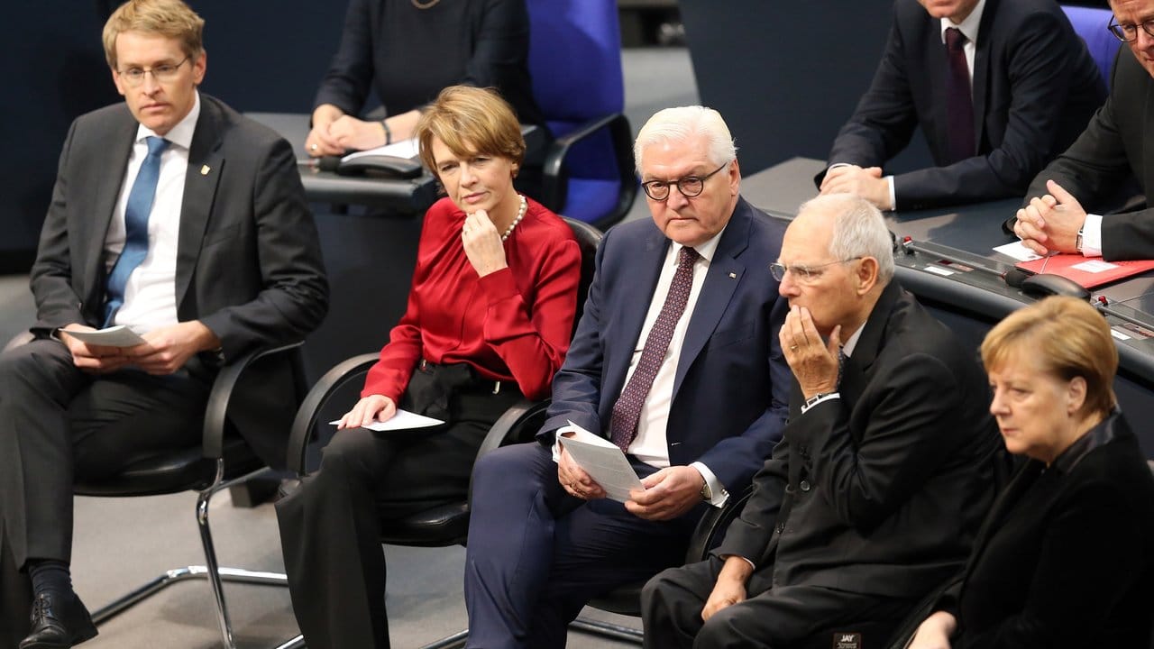 Kanzlerin Angela Merkel (r-l), Bundestagspräsident Wolfgang Schäuble, Bundespräsident Frank-Walter Steinmeier und seine Frau Elke Büdenbender bei der Gedenkstunde im Parlament.