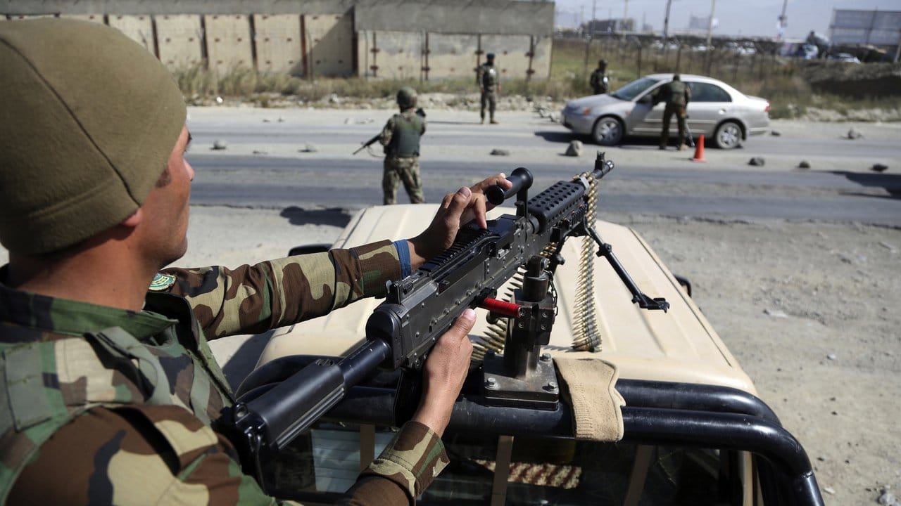 Sicherheitskräfte kontrollieren ein Auto in Kabul.