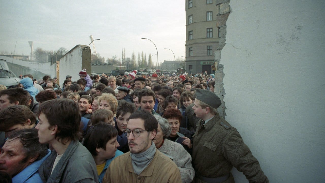 DDR-Bürger strömen durch den neuen Grenzübergang an der Bernauer Straße in den Westteil Berlins.
