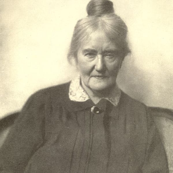 Helene Lange (1848 -1930) war eine Mitbegründerinnen der Deutschen Demokratischen Partei (DDP). Sie forderte früh die Einführung des Frauenwahlrechts, Nach dem Ersten Weltkrieg zog sie 1919 in die Hamburgische Bürgerschaft als Alterspräsidentin ein.