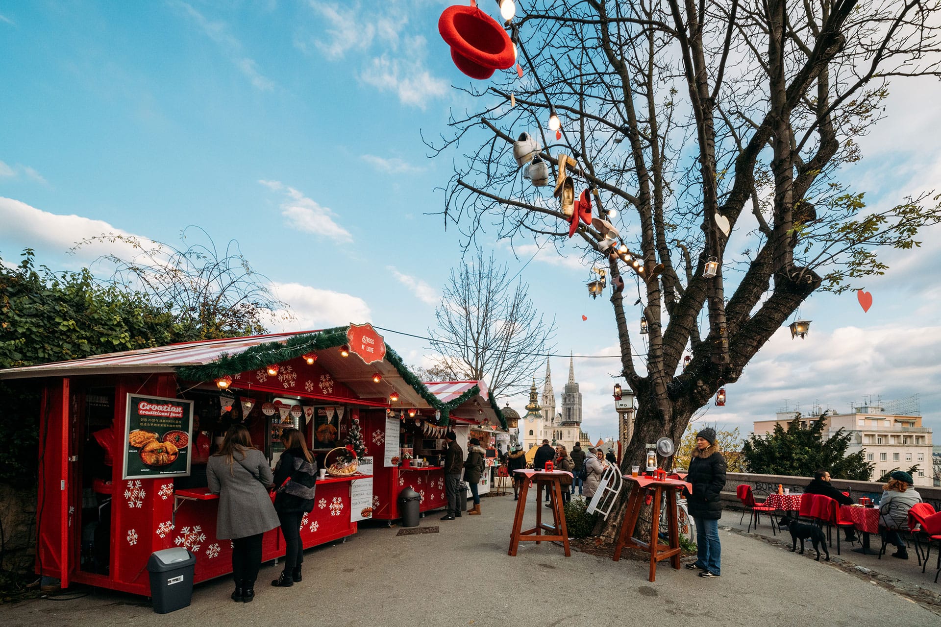 Weihnachtsmarkt in der Oberstadt: An den Ständen werden traditionelle kroatische Spezialitäten angeboten.