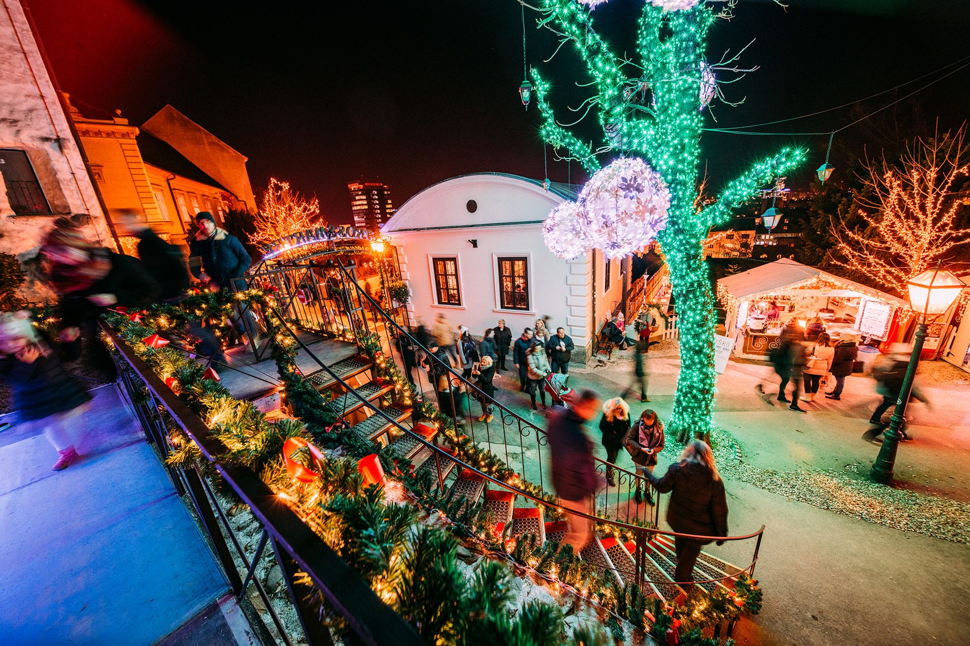Advent auf der Stross: Lichterketten sorgen auf dem Weihnachtsmarkt in der Oberstadt für heimelige Atmosphäre.