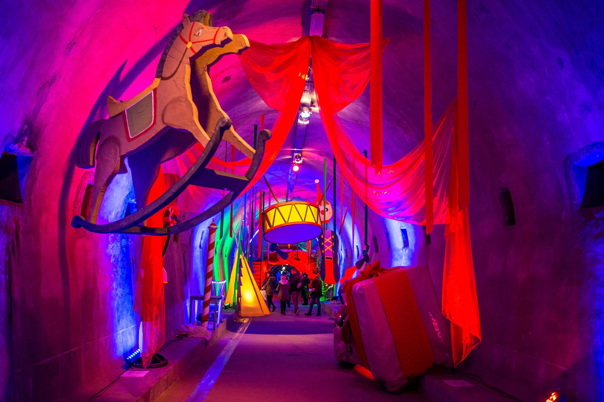 Grič-Tunnel: Hier wird auf magische Weise ein Weihnachtsmärchen erzählt – inklusive Lichtinstallationen, Musik in einer einzigartigen Tunnel-Akustik und Video-Projektionen.
