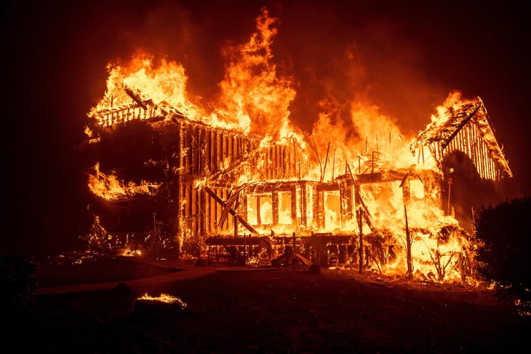 Ein Haus in Paradise steht in Flammen: Alle 27.000 Einwohner mussten die kalifornische Stadt verlassen.