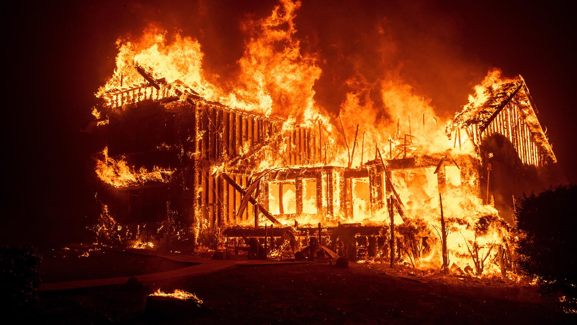 Ein Haus in Paradise steht in Flammen: Alle 27.000 Einwohner mussten die kalifornische Stadt verlassen.