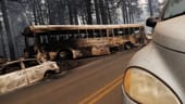 Ein ausgebrannter Bus: Bei anhaltend sommerlichen Temperaturen und Trockenheit ist die Feuergefahr an der US-Westküste hoch.