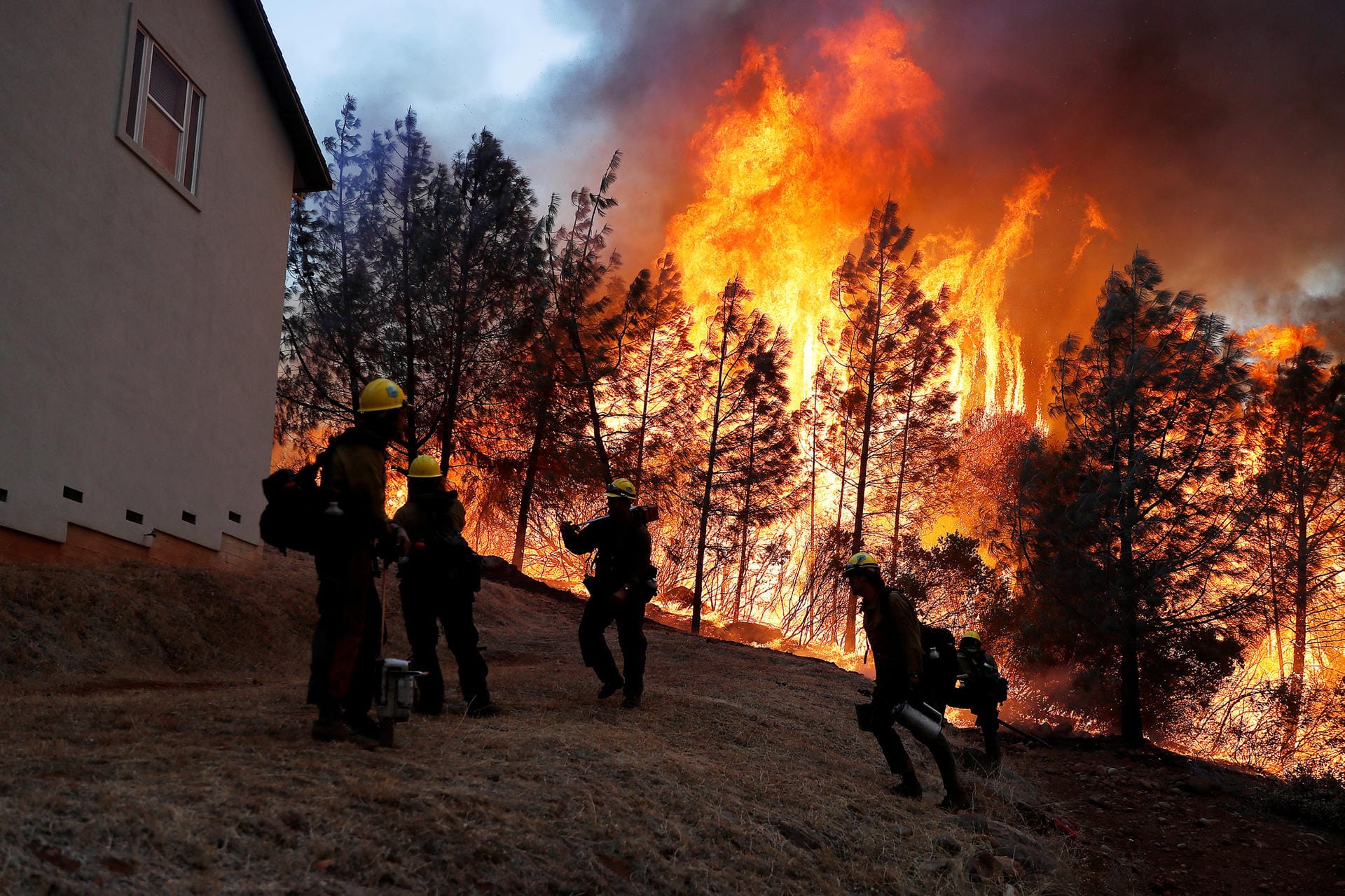 Flammeninferno: Neben dem sogenannten Camp Fire mit einer Größe von mehr als 30.000 Hektar in der Gegend von Paradise tobten im Süden Kaliforniens zwei weitere Großbrände.