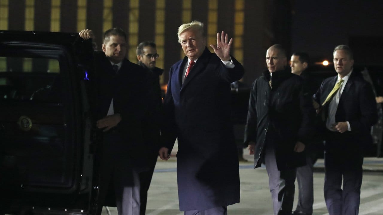 US-Präsident Donald Trump nach der Landung auf dem Flughafen Orly bei Paris.