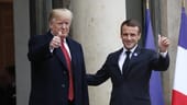 Frankreichs Präsident Emmanuel Macron (r) empfängt US-Präsident Donald Trump vor dem Elyseepalast in Paris.