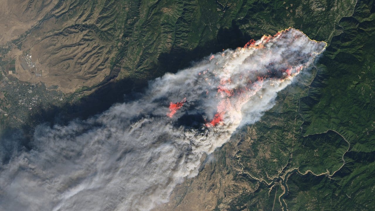 Ein Satellitenbild der NASA zeigt schweren Waldbrände in Kalifornien.