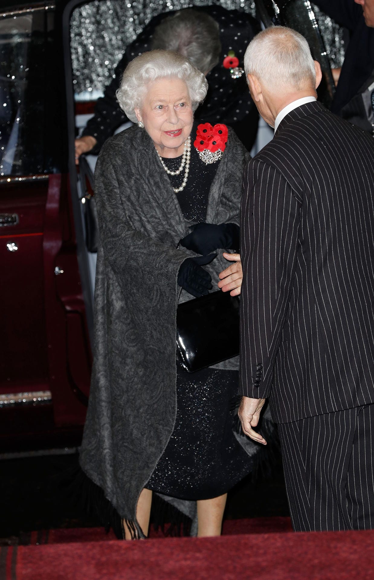 Gut gelaunt und funkelnd: Hier trifft Queen Elizabeth II. in der Royal Albert Hall ein.
