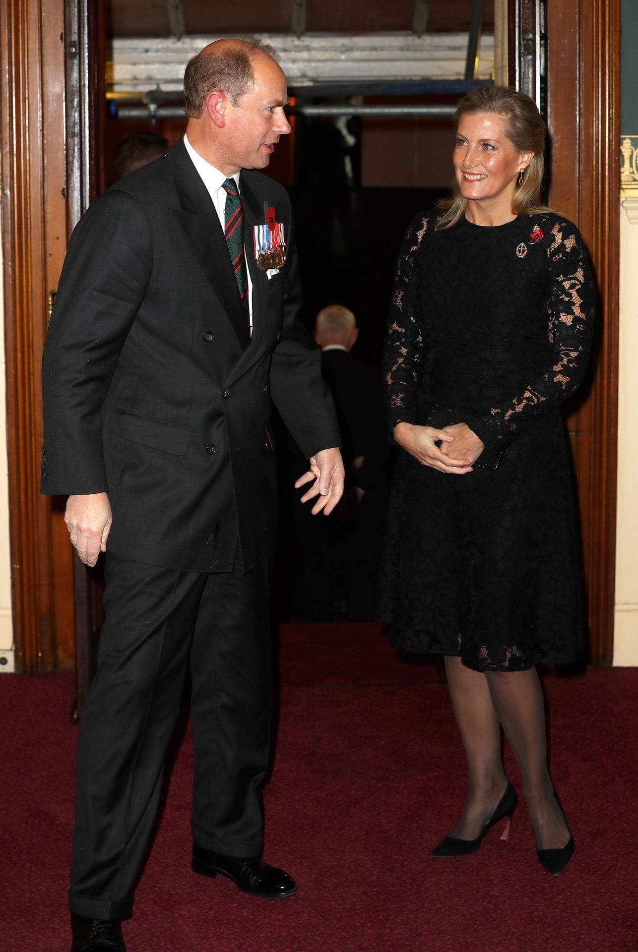 Prinz Edward und Herzogin Sophie: Während er einen dunklen Anzug trägt, strahlt sie einem Spitzen-Kleid.