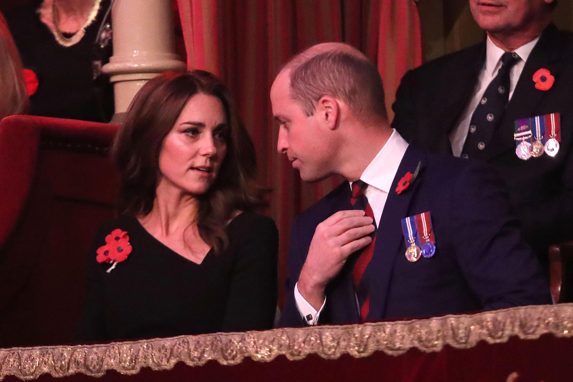 Ernste Mienen: Herzogin Kate und Prinz William unterhalten sich ebenfalls angeregt.