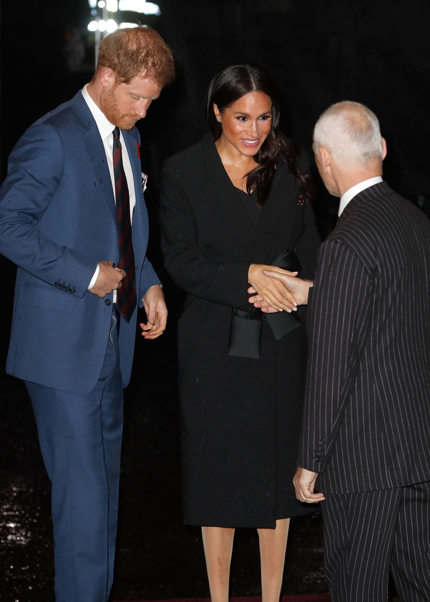 Prinz Harry und Herzogin Meghan: Der jüngere Bruder von William trägt ebenfalls Blau, seine schwangere Ehefrau hat den Babybauch unter einem schwarzen Mantel versteckt.