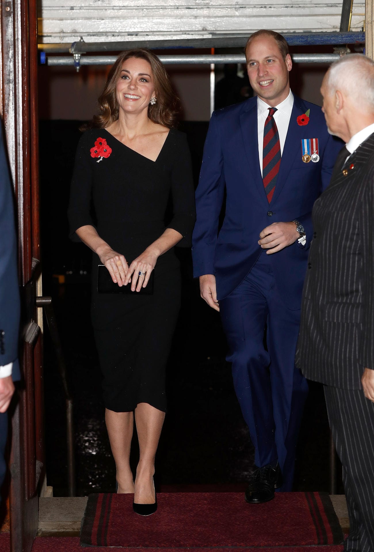 Unterwegs ohne die Kinder: Herzogin Kate trägt ein schwarzes Kleid mit raffiniertem Ausschnitt, Prinz William hat sich für einen blauen Anzug entschieden.