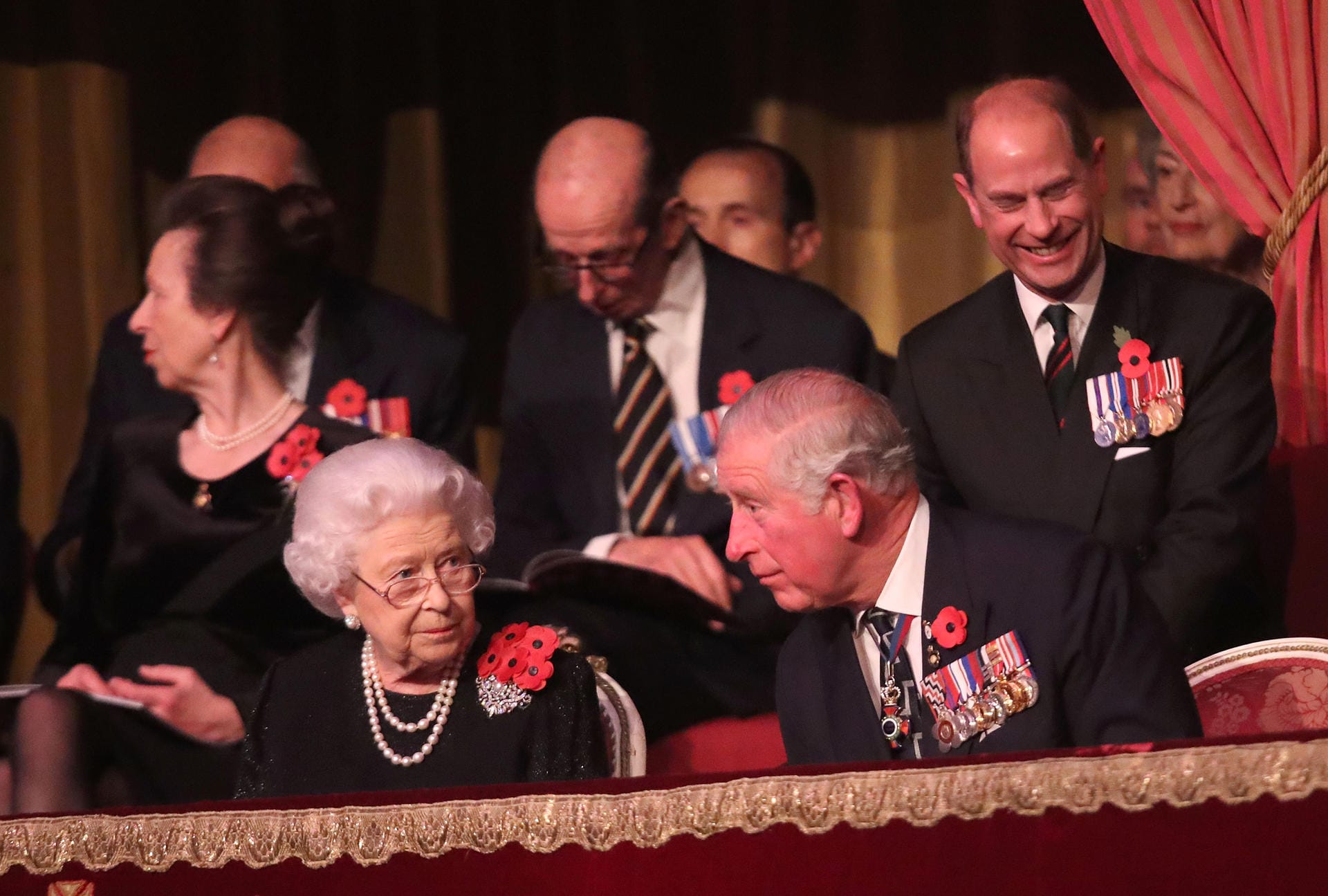 In Plauderlaune: Was die Queen und ihr ältester Sohn Prinz Charles da wohl bereden?