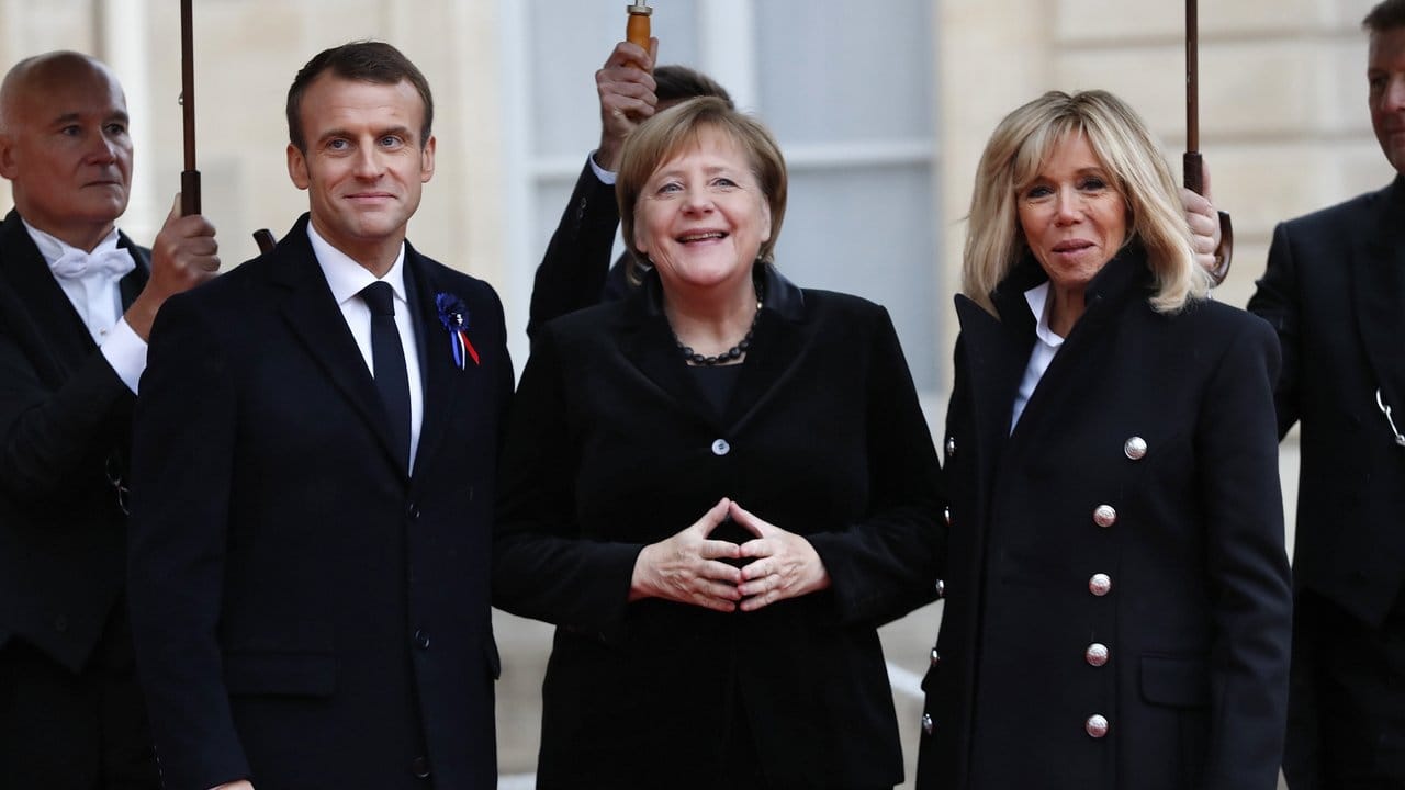 Emmanuel Macron und seine Frau Brigitte Macron begrüßen Bundeskanzlerin Angela Merkel im Elyseepalast.