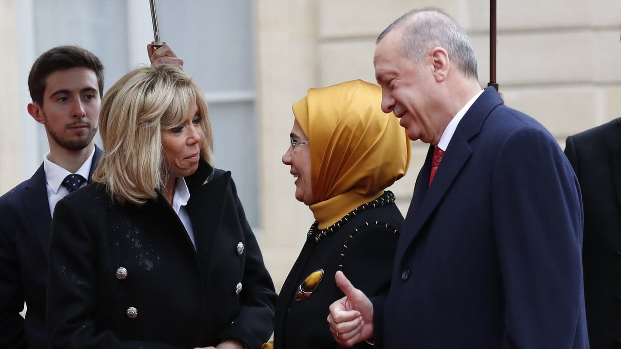 Brigitte Macron, die Frau des französischen Präsidenten, begrüßt Recep Tayyip Erdogan, Präsident der Türkei, und dessen Frau Emine Erdogan im Elyseepalast.