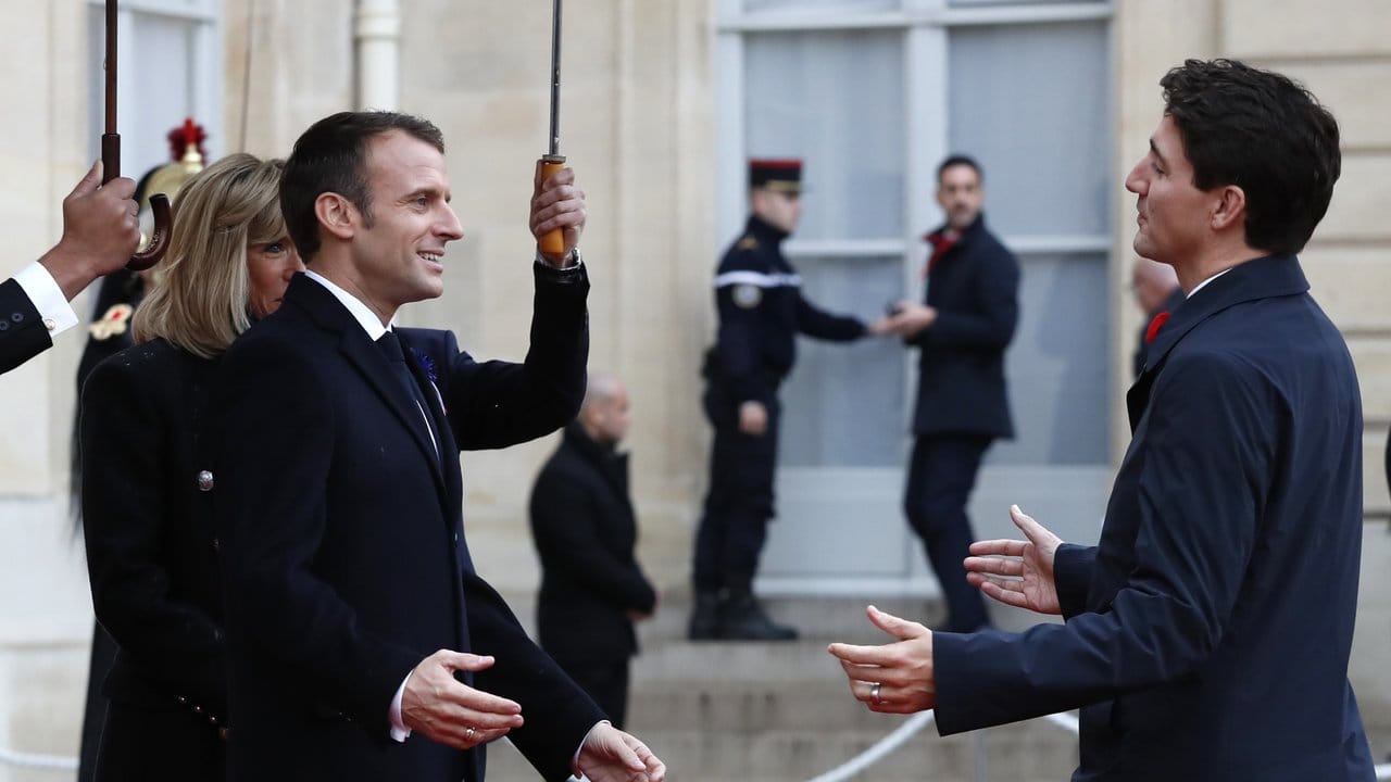 Emmanuel Macron (l), Präsident von Frankreich, begrüßt Justin Trudeau, Premierminister von Kanada, im Elyseepalast.