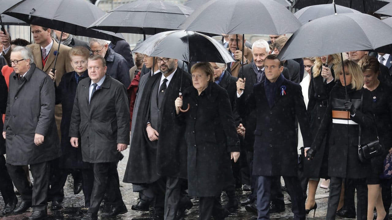 Auf dem Weg zur Gedenkfeier laufen rund 60 Staats- und Regierungschefs über die Champs Elysee.