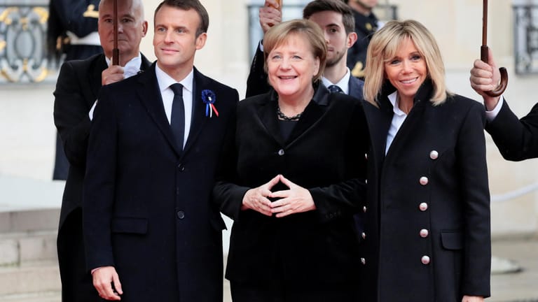 100 Jahre Ende des Ersten Weltkriegs: Frankreichs Präsident Emmanuel Macron hat mit seiner Frau Brigitte am Sonntag die meisten Staats- und Regierungschefs zunächst am Elyséepalast in Paris empfangen. Auch Bundeskanzlerin Angela Merkel.