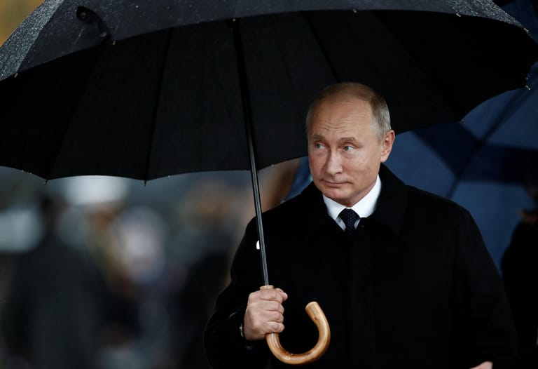 Auch Russlands Präsident Wladimir Putin kam direkt zum Triumphbogen – mit Regenschirm. Das Wetter war nämlich bescheiden.