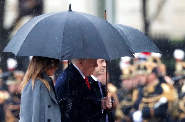Trump und seine First Lady Melania hatten am Sonntag auch Regenschirme dabei. Am Samstag hatte es noch große Kritik am US-Präsidenten gegeben, weil er den Besuch eines US-Soldatenfriedhofes abgesagt hatte – wegen schlechten Wetters.