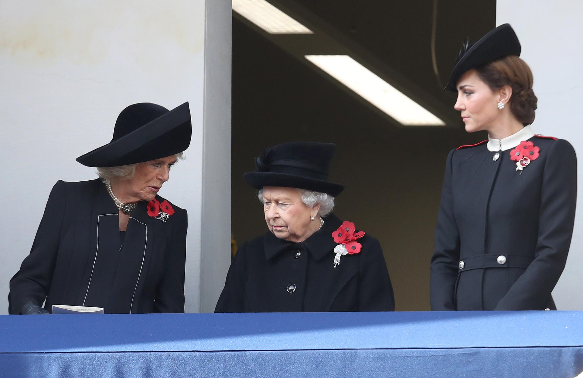 Das finden die Fans unmöglich: Camilla lächelt und versucht mit der Queen zu plaudern. Da schaut sogar Herzogin Kate strafend drein.