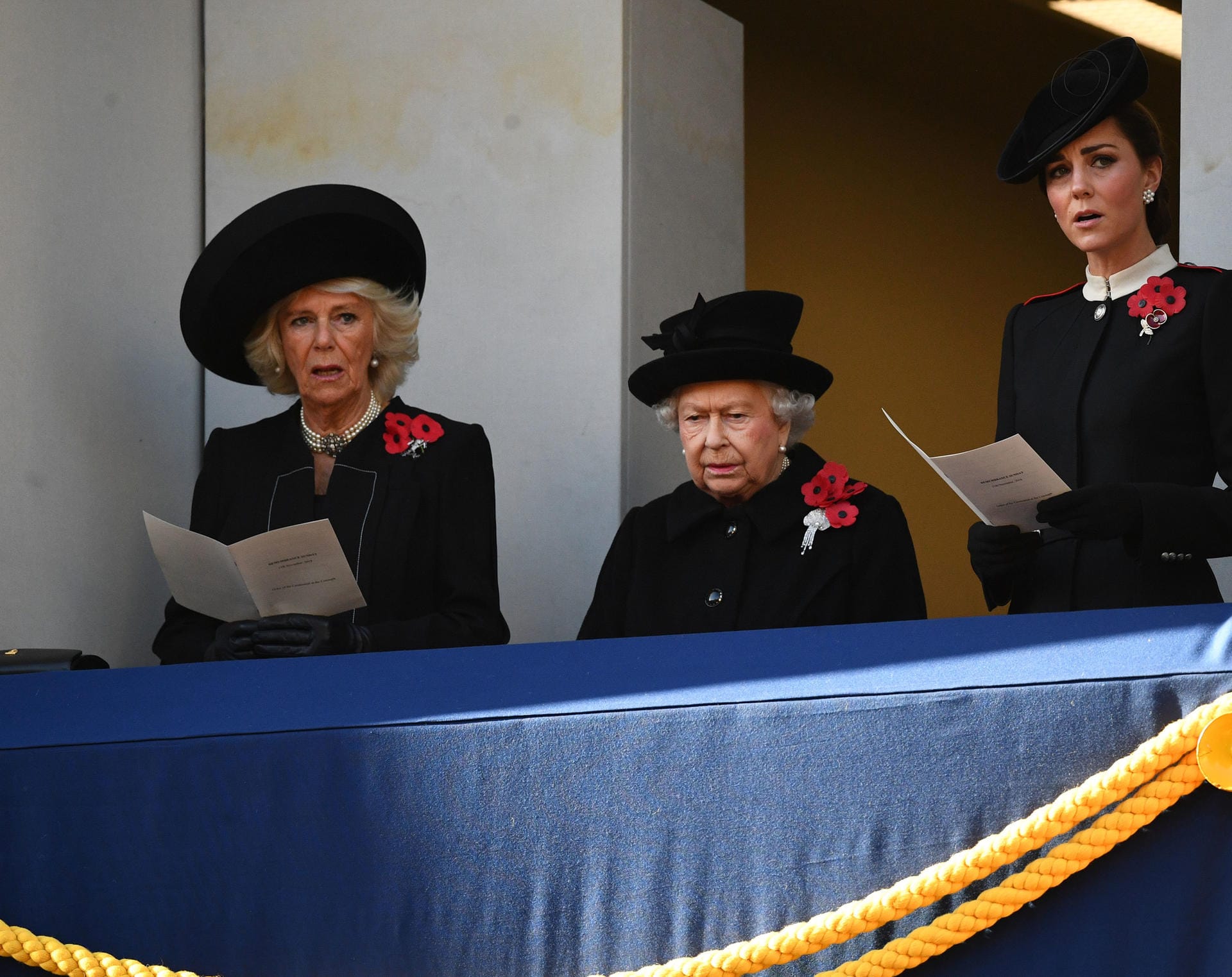 Auch das kreideten die Kritiker an: Camilla und Herzogin müssen den Liedtext ablesen, die Queen kann es auch ohne Hilfe singen.
