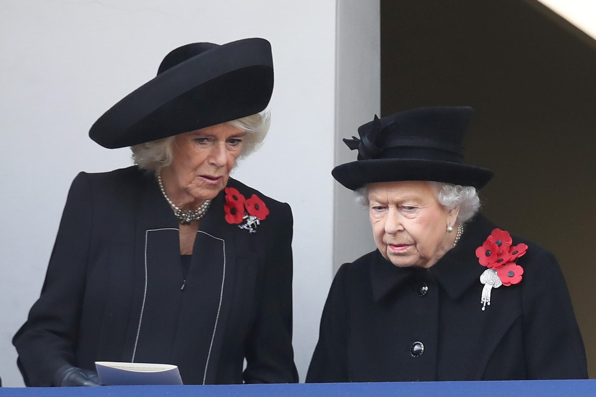 Plaudern statt schweigen: Herzogin Camilla versucht mit der Queen ins Gespräch zu kommen. Das gefällt den Royal-Fans nicht – denn der Moment ist denkbar unpassend gewählt.