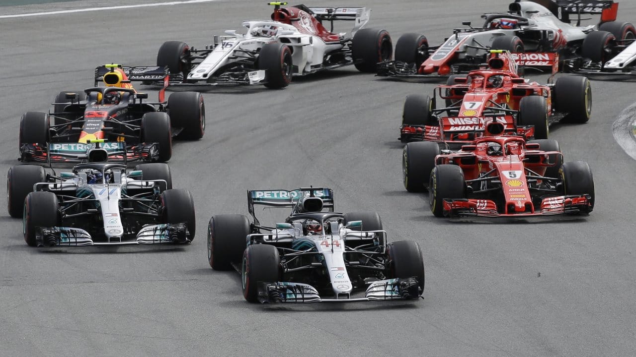 Das Fahrerfeld, angeführt von Lewis Hamilton.