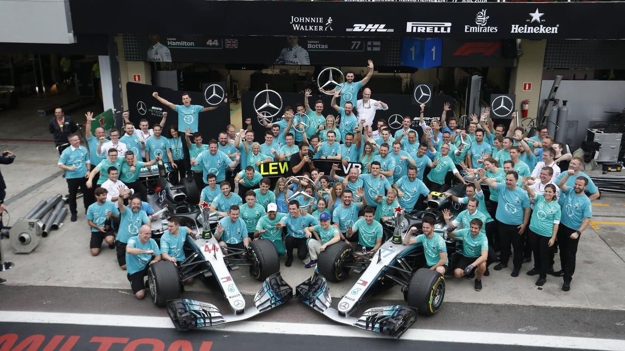 Das Team Mercedes jubelt über den Sieg in der Konstrukteurswertung.
