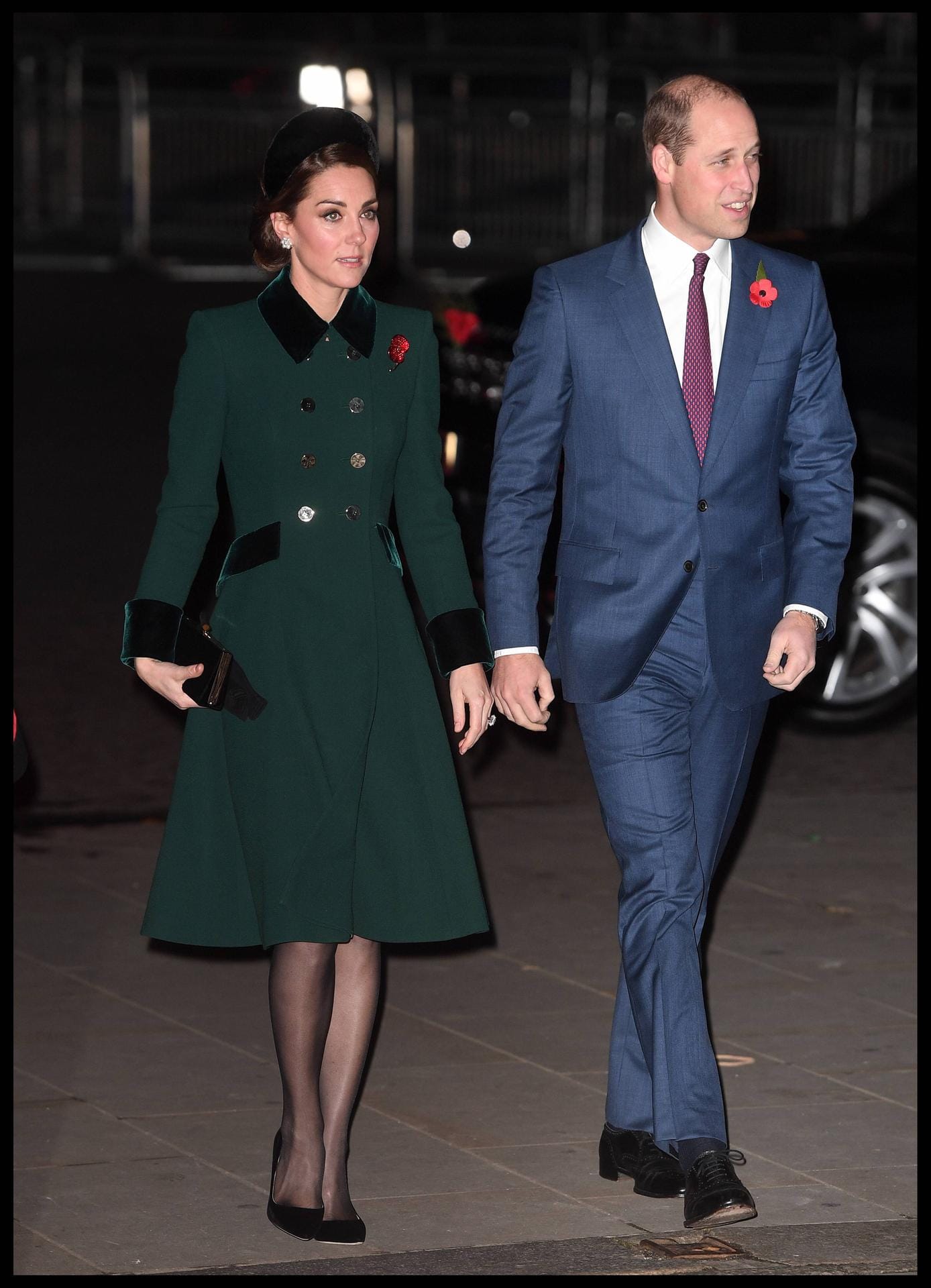 Outfit-Recycling: Herzogin Kate trägt einen altbekannten Mantel, Prinz William – mal wieder – einen blauen Anzug.