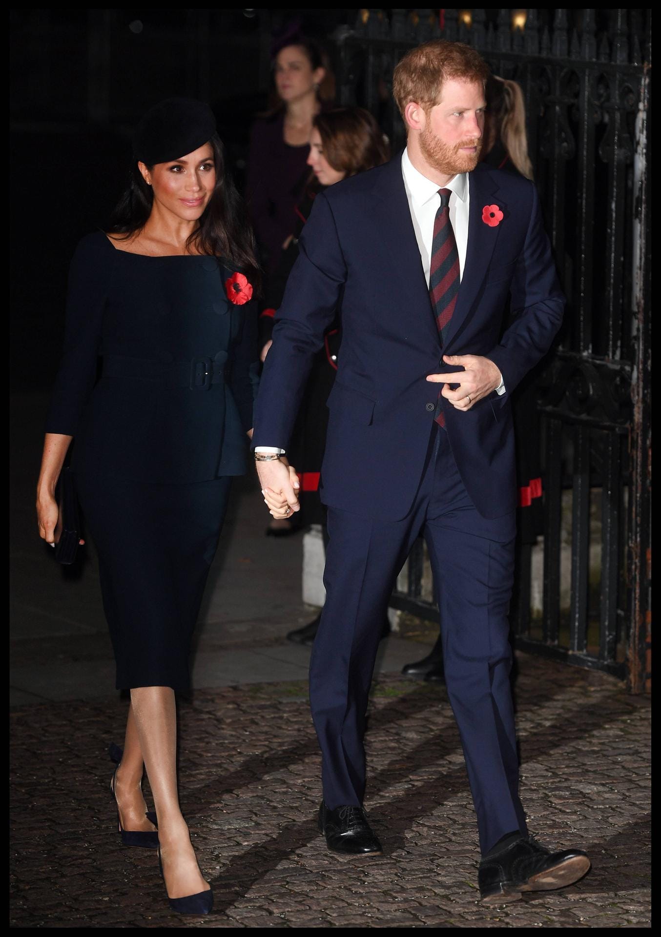 Versteckter Babybauch: Das Kleid kaschiert die Mitte von Herzogin Meghan perfekt. Prinz Harry führt seine Ehefrau galant an der Hand.