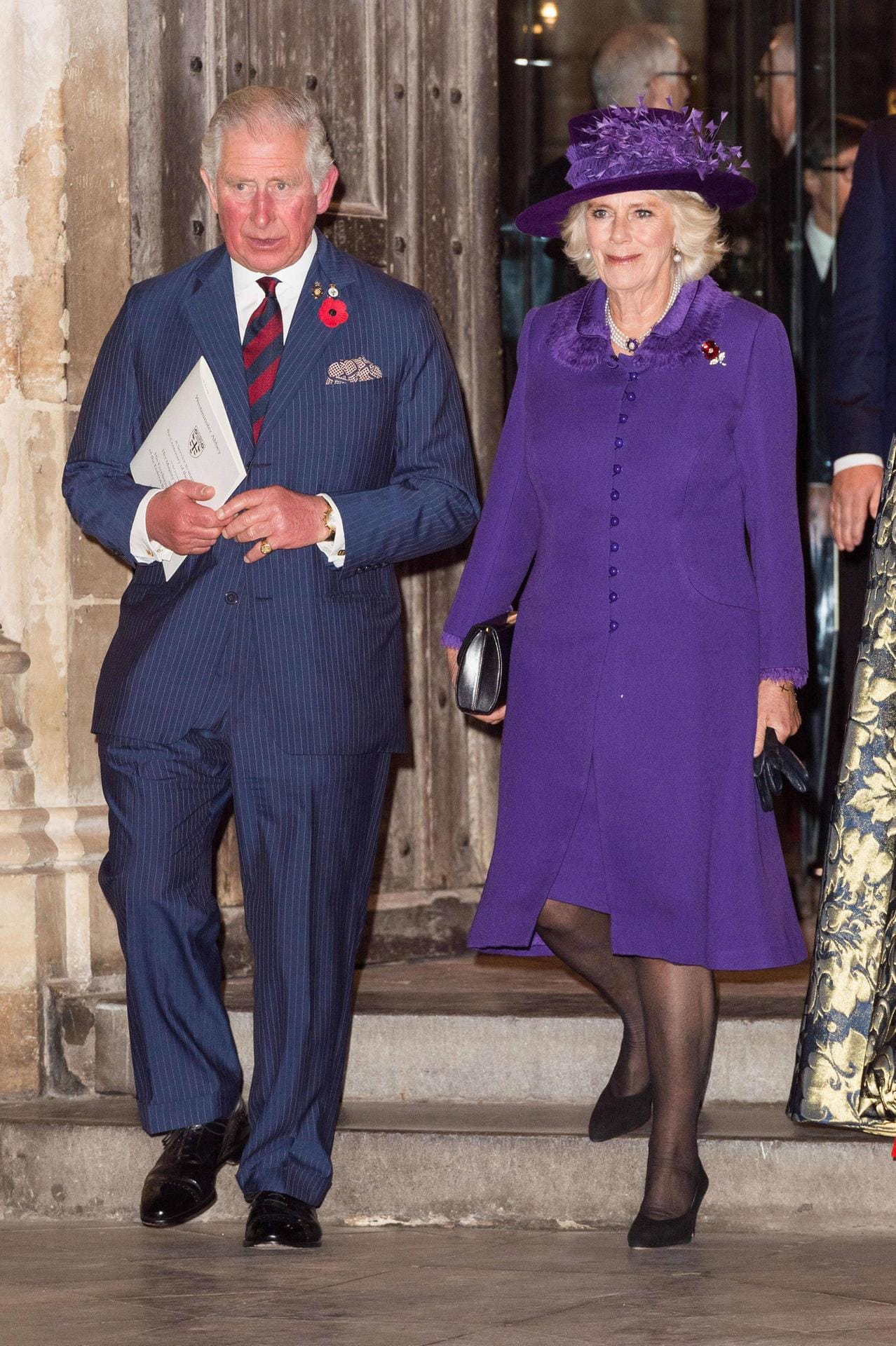 Knallfarbe: Herzogin Camilla zeigt sich in Lila an der Seite von Prinz Charles.