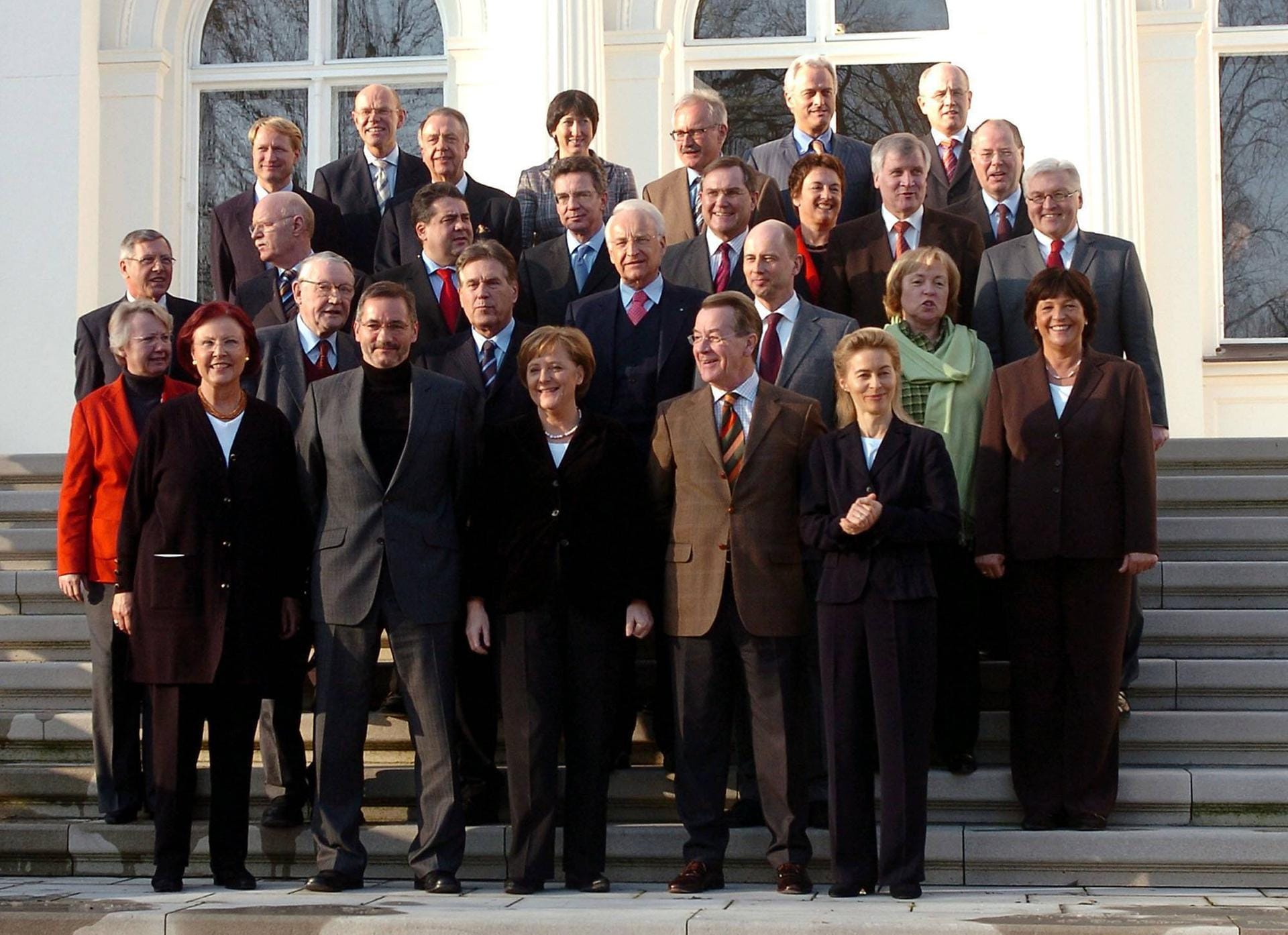 2005 wurde Seehofer von Angela Merkel in das Kabinett der großen Koaliion berufen.