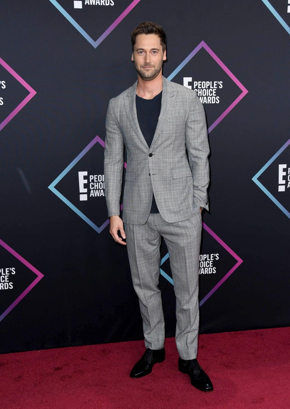 Ryan Eggold: Der Schauspieler setzte auf einen grauen Anzug und T-Shirt.