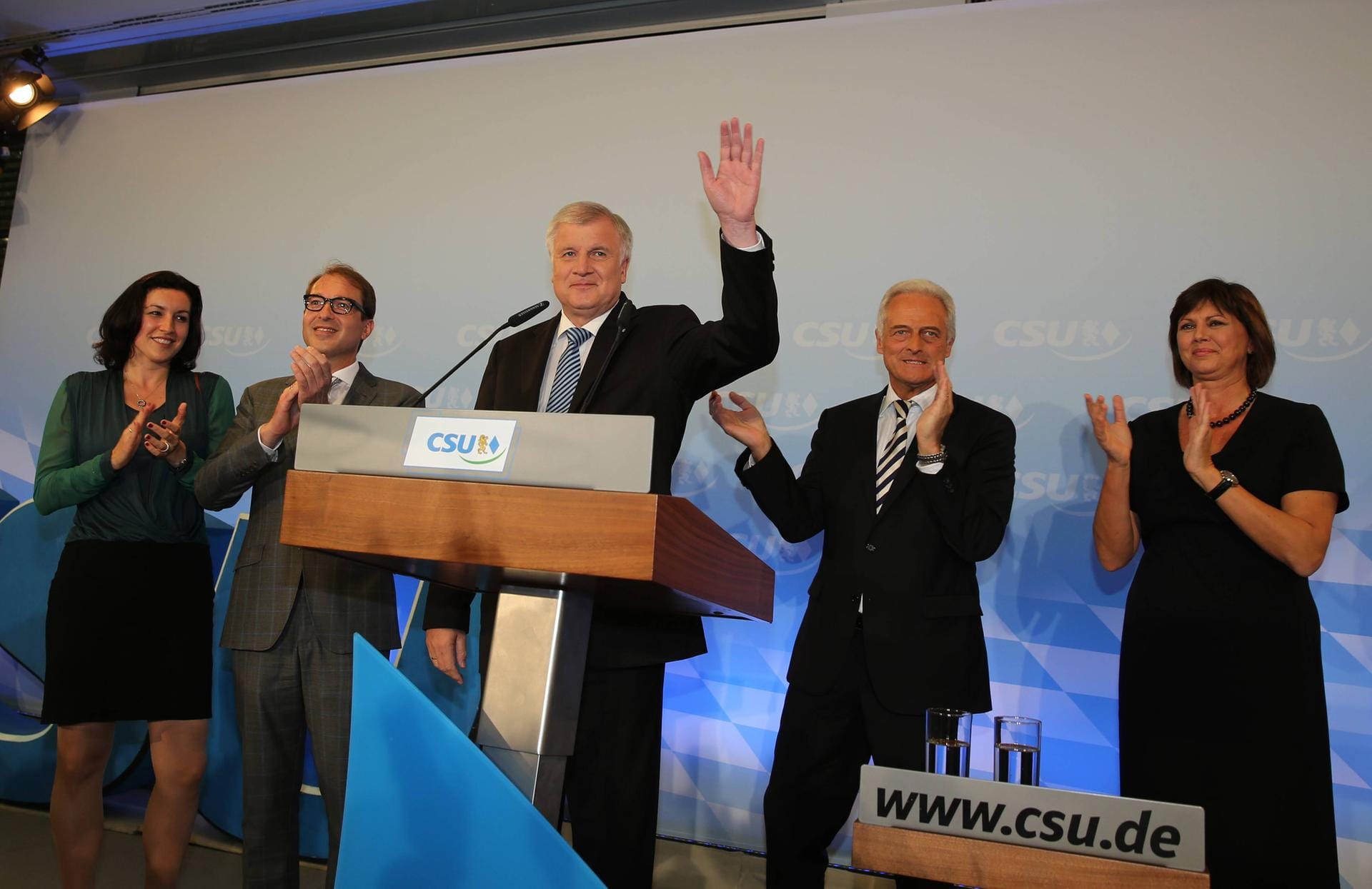 2013 konnte Seehofer bei der bayrischen Landtagswahl die absolute Mehrheit für die CSU im Parlament zurückerobern und anschließend nur mit CSU-Stimmen zum Ministerpräsidenten gewählt werden.