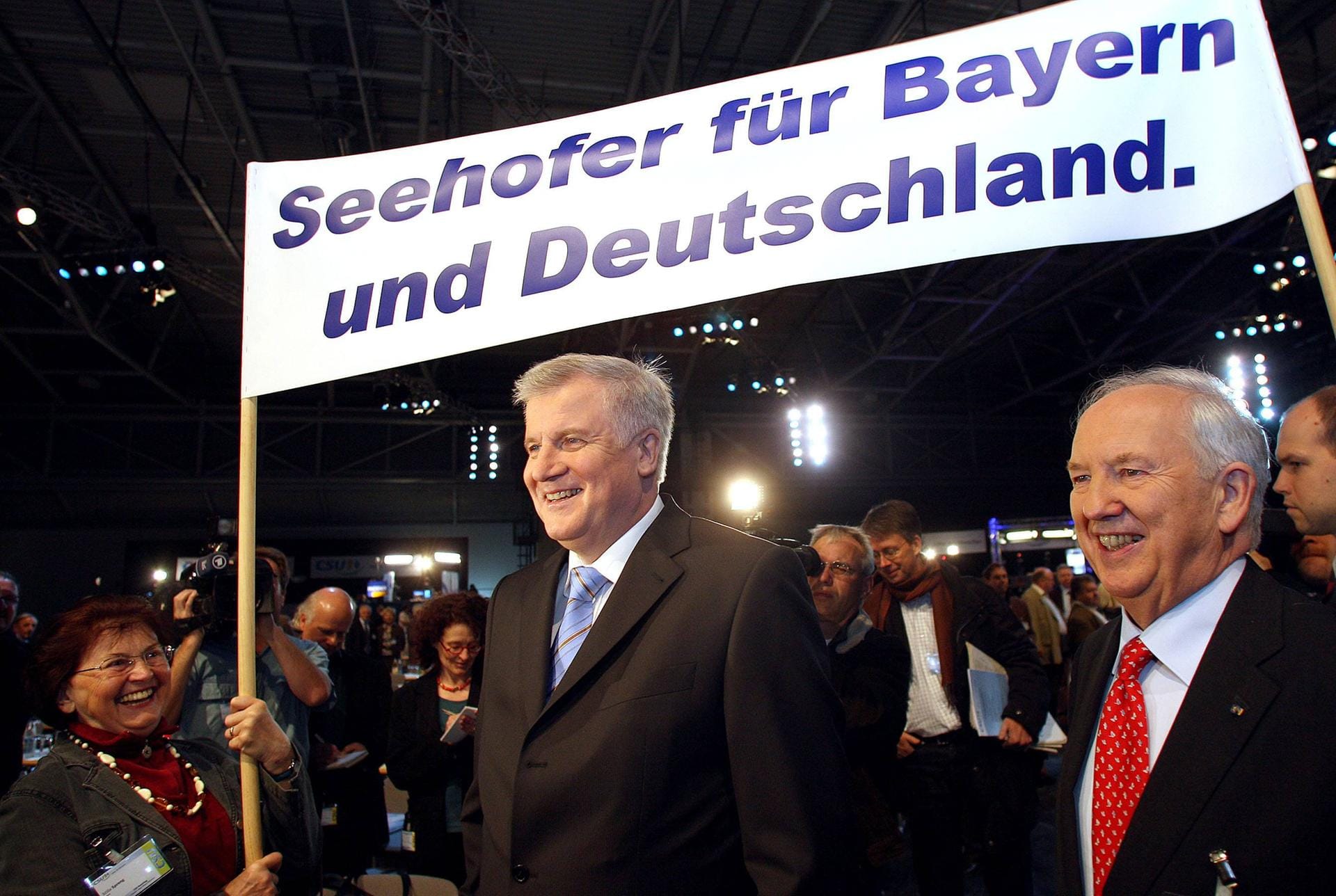 Nach dem Rücktritt von Erwin Huber wurde Seehofer am 25. Oktober 2008 auf einem Sonderparteitag der CSU von 90,3 % der Stimmen zum CSU-Vorsitzenden gewählt.