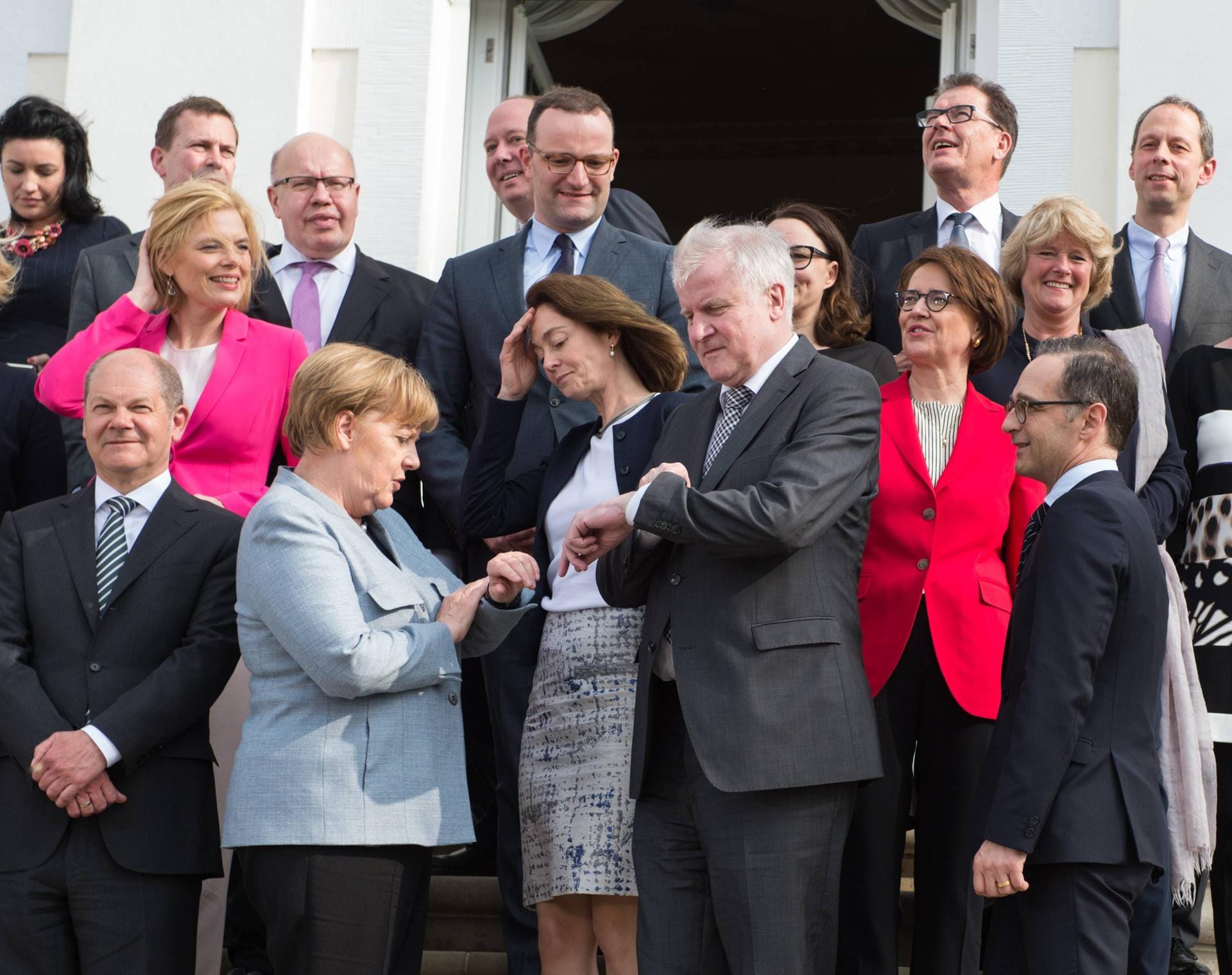 Nach langen Koalitionsverhandlungen wurde Seehofer in der dritten großen Koalition unter Merkel 2018 zum Bundesminister des Innern, für Bau und Heimat ernannt.