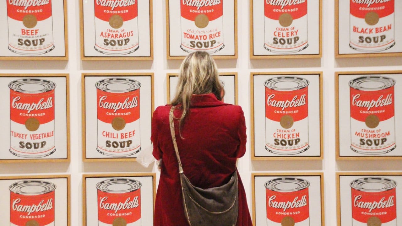 Eine Besucherin steht vor Andy Warhols Werk "Campbell’s Soup Cans" im New Yorker Whitney Museum.