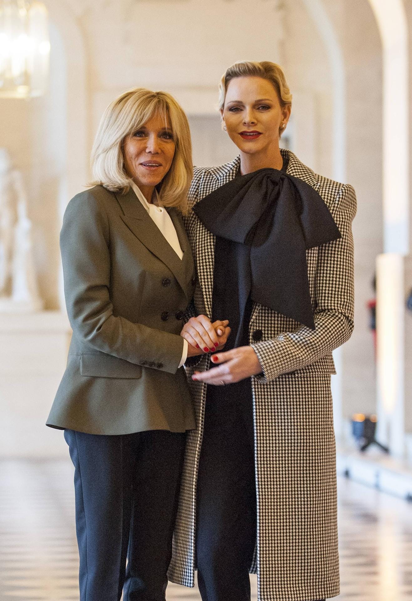 Verstehen sich prächtig: Brigitte Macron und Fürstin Charlène in Versailles.