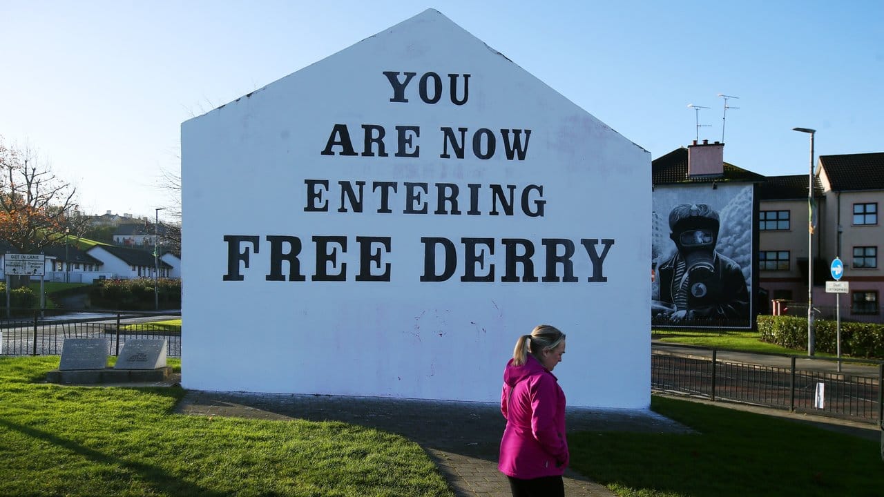 "You are now entering free Derry" (Du betrittst jetzt das freie Derry) steht an der Wand eines Hauses in der nordirischen Stadt.