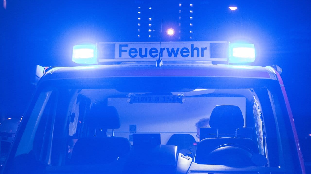 Ein Einsatzfahrzeug der Feuerwehr mit eingeschaltetem Blaulicht. Ein Einsatzfahrzeug der Feuerwehr mit eingeschaltetem Blaulicht.