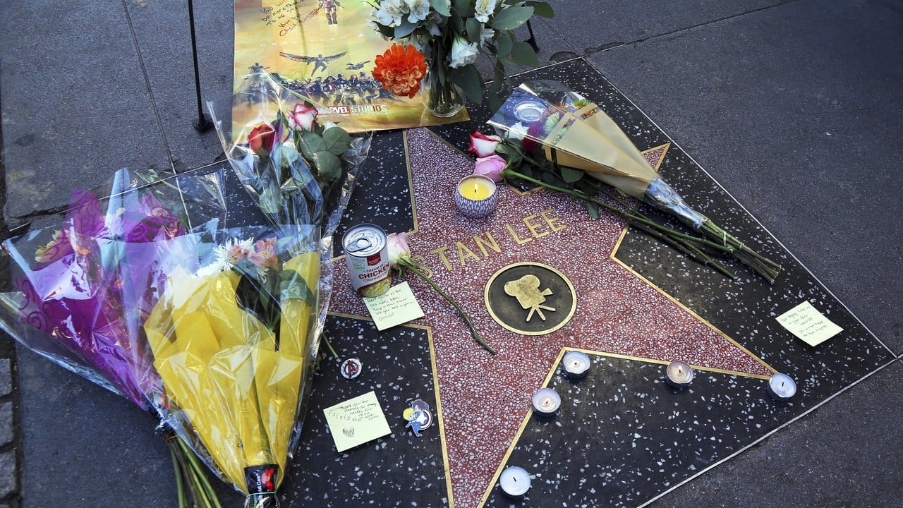 Auf dem Hollywood Walk of Fame wird mit Blumen und Kerzen an Stan Lee erinnert.