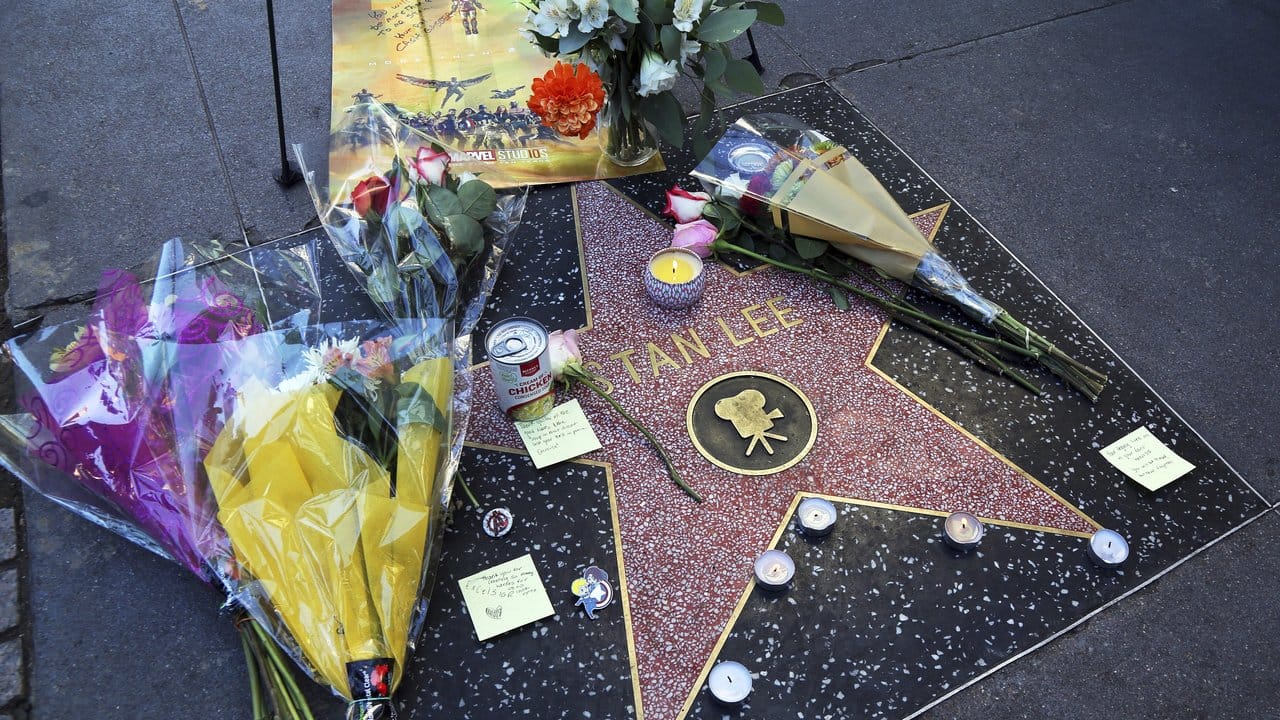 Auf dem Hollywood Walk of Fame wird mit Blumen und Kerzen an Stan Lee erinnert. Auf dem Hollywood Walk of Fame wird mit Blumen und Kerzen an Stan Lee erinnert.