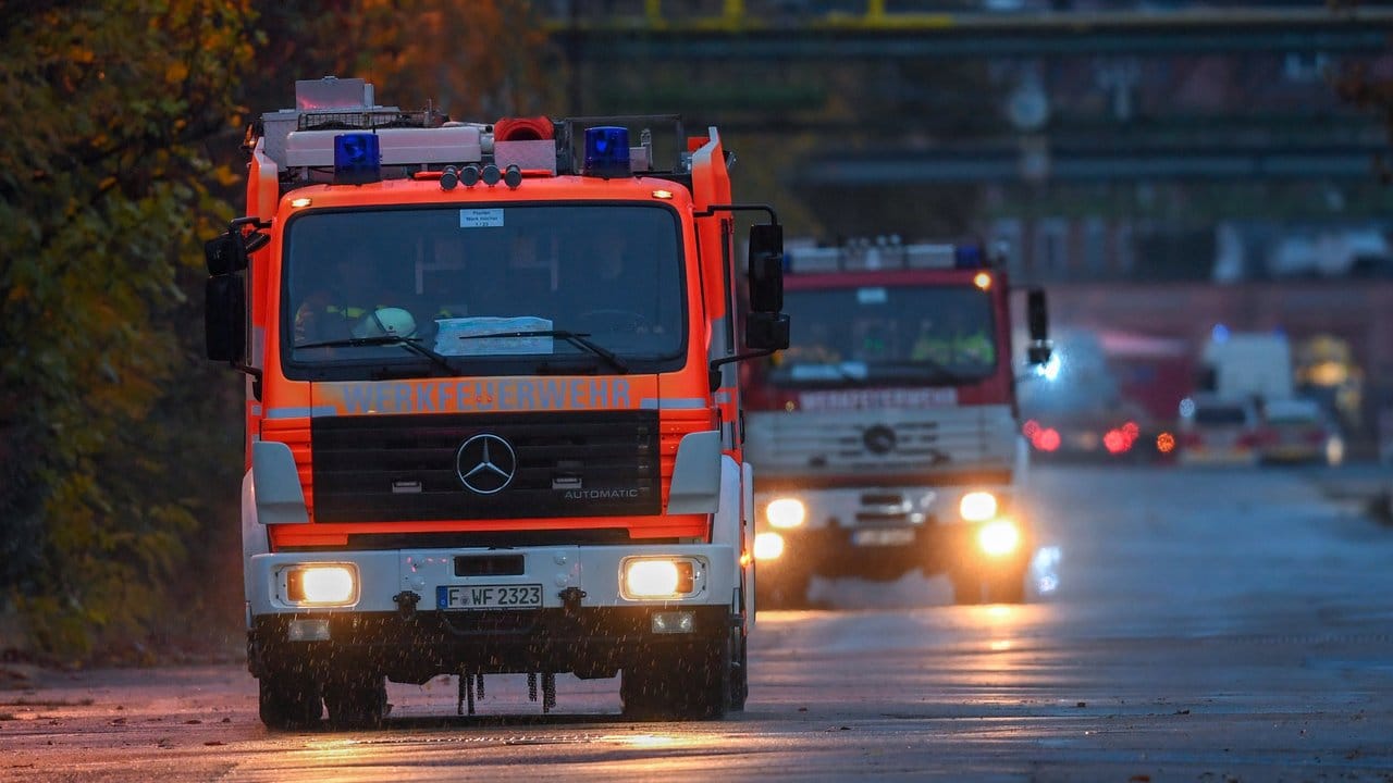 Feuerwehrfahrzeuge auf dem Weg zum Industriepark im Frankfurter Stadtteil Griesheim. Feuerwehrfahrzeuge auf dem Weg zum Industriepark im Frankfurter Stadtteil Griesheim.